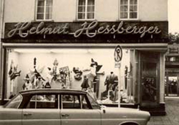 1959 Das Geschäft wurde erweitert, nachdem Adalbert und Katharina Hessberger in den Ruhestand gingen und ihr Schuhgeschäft aufgaben. So konnte vor allem das Textilangebot vergrößert werden.