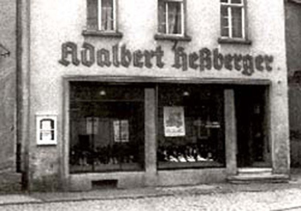 1957              Elsbeth und Helmut Hessberger eröffneten in den hinteren Räumen des elterlichen Geschäftes einen Laden für Leder-, Berufs-  und Herrenoberbekleidung.