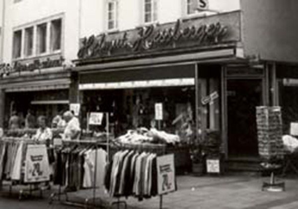 1966/67  Es gab eine erneute Umbauphase, die zu einer Vergrößerung der Geschäftsräume zum Kaufhaus "Klein Neckermann" führte.